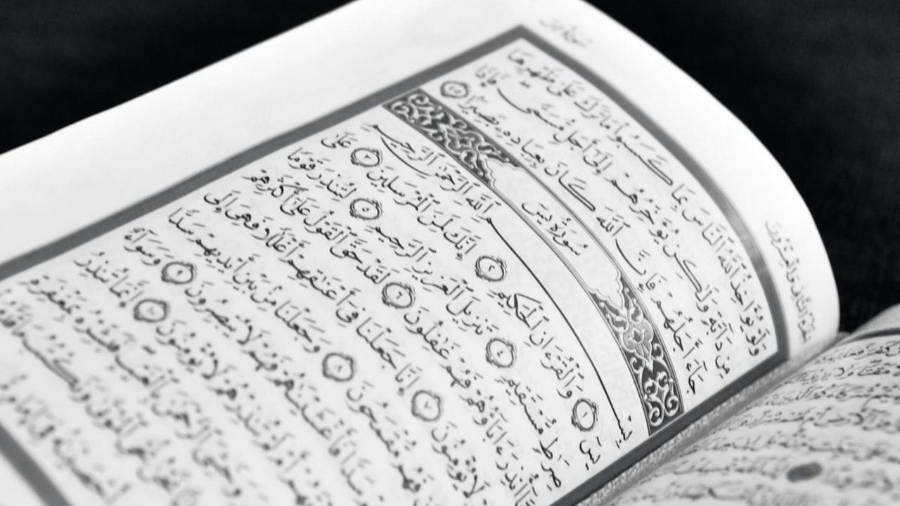 Surat Al Hujurat Ayat 12 Latin dan Tafsirnya, Ayat Larangan untuk Berprasangka Buruk
