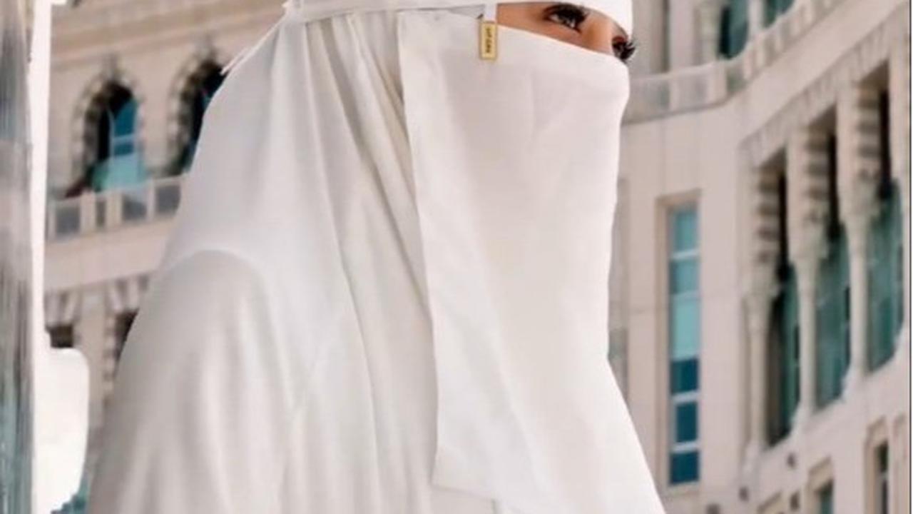 Meski Bercadar, Celine Evangelista Tetap Terlihat Cantik dan Anggun Pakai Gamis Putih saat Jalani Umrah Perdana