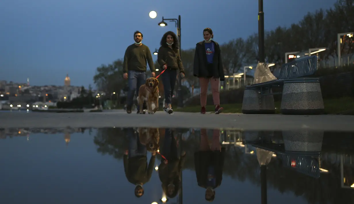 Orang-orang berjalan di pusat Istanbul, Senin (26/4/2021). Turki sejauh ini telah membuat peraturan untuk penerapan lockdown guna mengekang infeksi COVID-19. (AP Photo/Emrah Gurel)