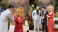 7 Potret Verrell Bramasta ke Nikahan Mantan, Doakan Febby Rastanty dan Suami