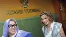 Sesudah menjalani pemeriksaan oleh pihak Komisi Yudisial Nikita Mirzani bergegas untuk Pulang, Jakarta Pusat, Kamis (18/12/2014). (Liputan6.com/Herman Zakharia)