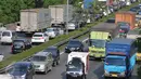 Kendaraan memadati jalan Tol Cawang Grogol di MT Haryono menuju Cikampek atau pun Jagorawi, Jakarta, (29/12). Untuk mengurai kemacetan, Menteri Perhubungan keluarkan larangan pengoperasian truk jelang tahun baru di Jakarta. (Liputan6.com/Yoppy Renato)