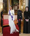 Penampilan Ibu Negara Korsel Kim Keon Hee curi perhatian saat kunjungan kerja Presiden Yoon Suk Yeol ke Inggris. Seperti biasa, ia terlihat modis saat bersanding dengan Permaisuri Camilla dan Kate Middleton. Terutama saat momen makan malam. Seperti apa potretnya? [@theroyalfamily]