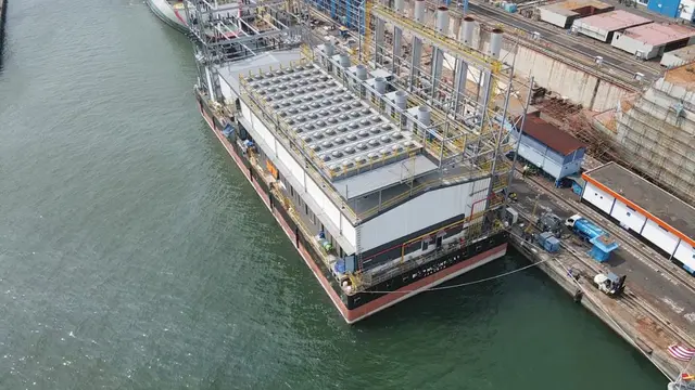Pembangkit listrik di atas kapal. Foto: PLN