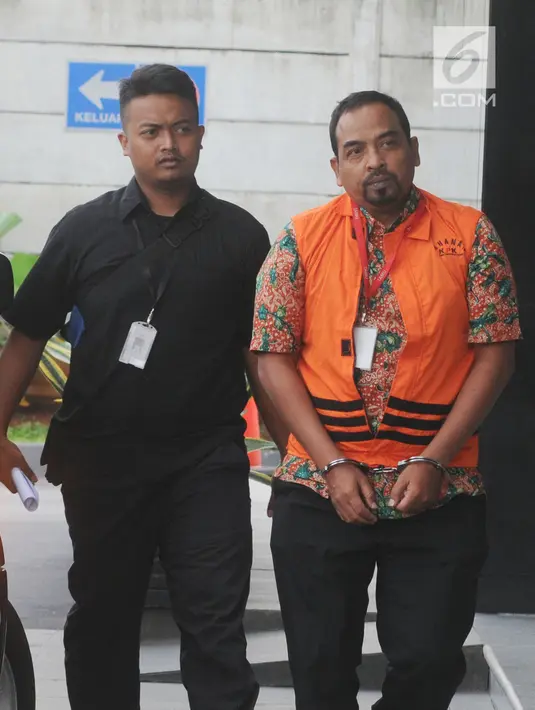 Kepala Satuan Kerja SPAM Darurat, Teuku Moch Nazar tiba di Gedung KPK, Selasa (8/1). Teuku Moch Nazar diperiksa sebagai tersangka dalam kasus suap proyek-proyek pembangunan Sistem Penyediaan Air Minum (SPAM) di Kementerian PUPR. (Merdeka.com/Dwi Narwoko)