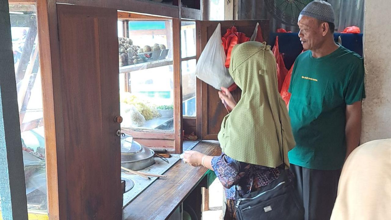 Sang istri menimpali pengakuan Agung. Biasanya, ketika jam makan siang, kedai makanannya ini selalu ramai oleh karyawan perkantoran sekitar. Namun, karena tak ada jalan akibat galian ini lah warungnya sepi.