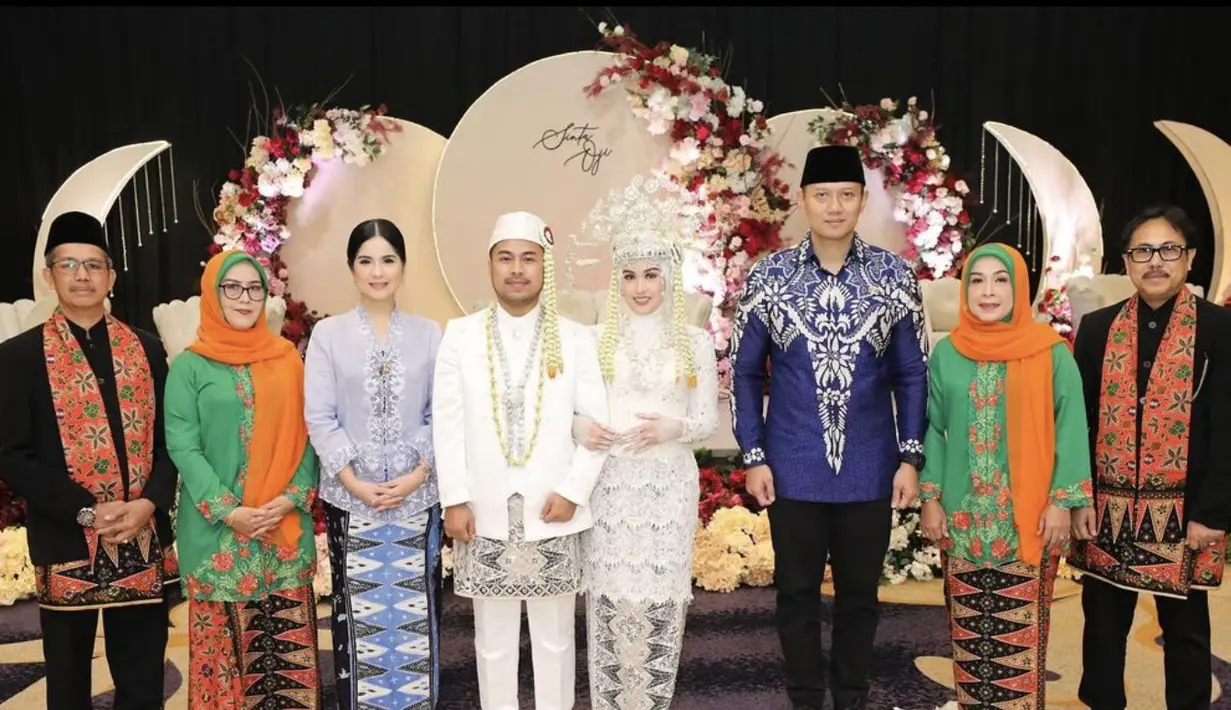 Kali ini paduan kain batik dan kebaya berhasil hadirkan elegansi nyata pada tampilan.  [@annisayudhoyono]