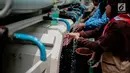 Sejumlah siswa mempraktikan cuci tangan yang benar ketika memperingati Hari Cuci Tangan Pakai Sabun Sedunia di Jakarta, Rabu (17/10). Kegiatan tersebut untuk mengajarkan kepada siswa tentang pentingnya menjaga kesehatan. (Liputan6.com/Faizal Fanani)
