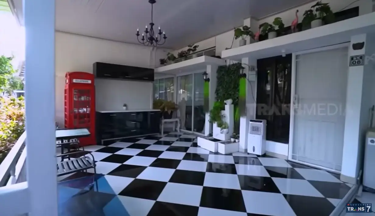 Untuk ukuran artis, rumah Boiyen terbilang sederhana. Atau lebih kecil dibanding rumah para artis yang lain yang selalu terlibat besar, mewah dan megah. Halaman depan tampak lega dan terdapat beberapa meja kursi yang digunakan saat santai. [Youtube/TRANS7 OFFICIAL]