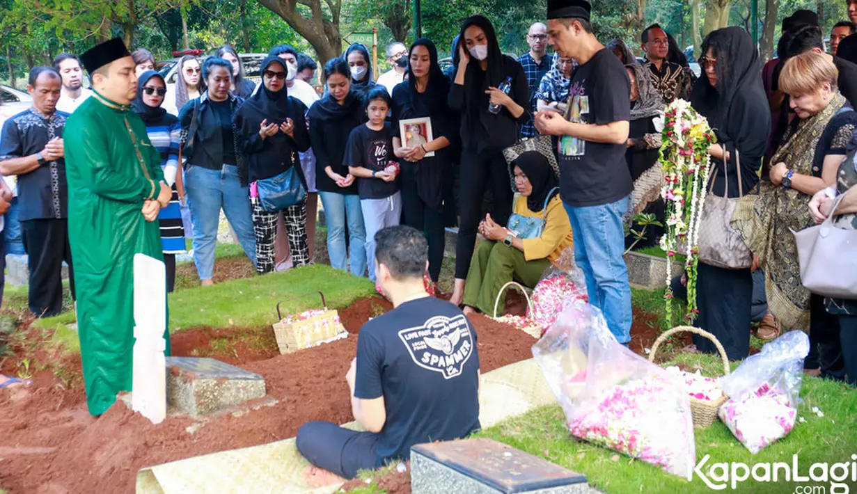Tyas Mirasih masih terus memegang bingkai foto sang bunda bersama keluarga dan para pelayat berdoa bersama dengan dipimpin seorang ustaz. [Foto: Muhammad Akrom Sukarya/KapanLagi.com]