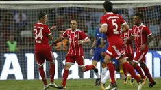 Para pemain Bayern Munchen merayakan gol yang dicetak oleh Rafinha pada laga turnamen pramusim ICC 2017 di Stadion Nasional Singapura, Selasa (25/7/2017). Bayern Munchen menang 3-2 atas Chelsea. (EPA/Wallace Woon)