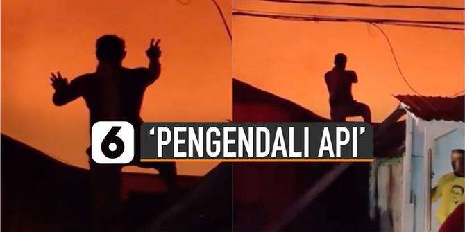 VIDEO: Viral Pria Keluarkan Jurus Mengendalikan Api Saat Kebakaran di Balikpapan