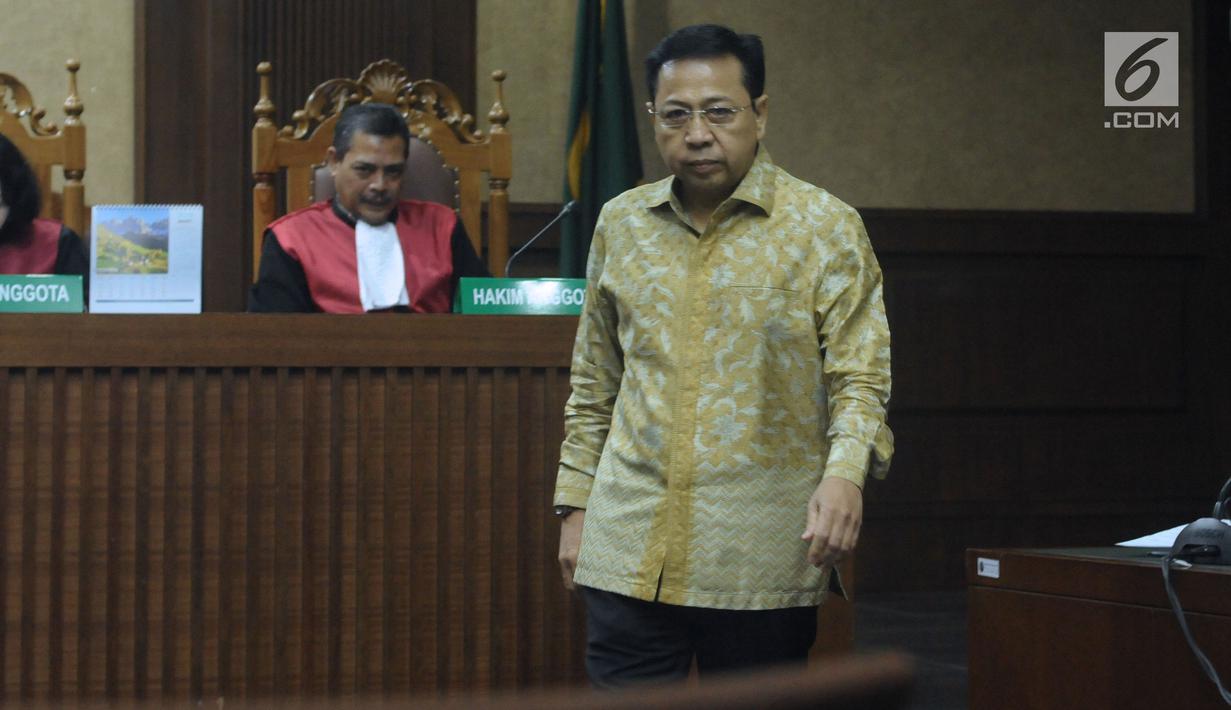 Terdakwa dugaan korupsi proyek e-KTP, Setya Novanto bersiap memberi kesaksian pada sidang lanjutan di Pengadilan Tipikor, Jakarta, Kamis (22/3). Sidang mendengar kesaksian terdakwa. (Liputan6.com/Helmi Fithriansyah)