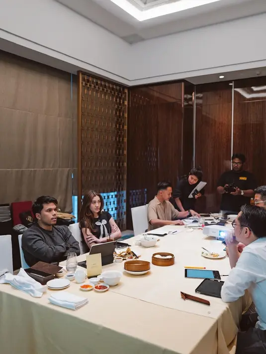 Aaliyah Massaid dan Thariq terlihat kompak dengan atasan hitam saat serius meeting dengan vendor [@aaliyah.massaid]