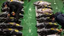 Tuna sirip biru dalam barisan saat pedagang grosir berpartisipasi dalam lelang tuna Tahun Baru di pasar ikan Toyosu di Tokyo, Rabu (5/1/2022). Dalam tradisi berbagai jenis ikan tuna berbagai ukuran hingga yang termahal ditampilkan dalam acara lelang Tahun Baru di pasar ikan Toyosu. (Philip FONG / AF