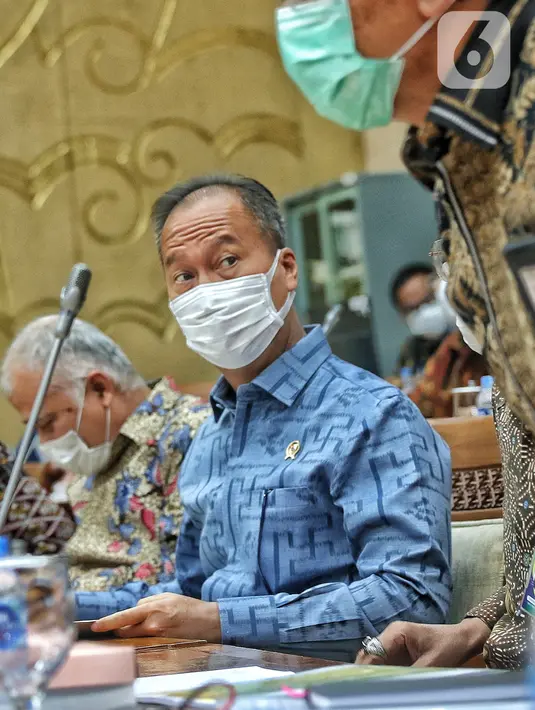 Menteri Perindustrian Agus Gumiwang Kartasasmita mengikuti rapat kerja dengan komisi VII DPR RI di Jakarta, Rabu (7/12/2022). Dalam rapat kerja tersebut membahas Realisasi Anggaran triwulan III TA 2022,Strategi peningkatan daya saing industri pembangunan kapal dan kedirgantaraan di dalam negeri, Pengembangan Industri Farmasi, Industri Alat Kesehatan, dan Industri Elektronika, Kebijakan percepatan kendaraan listrik dan industri baterai di Indonesia, dan Hasil G20 sektor Perindustrian. (Liputan6.com/Angga Yuniar)