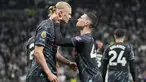Pemain Manchester City Erling Haaland dan Phil Foden merayakan gol kedua tim mereka yang dicetak ke gawang Tottenham Hotspur dalam laga tunda pekan 34 Premier League 2023/2024 di Tottenham Hotspur Stadium, Rabu (15/5/2024) dini hari WIB. (AP Photo/Kin Cheung)
