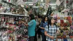 Pengunjung tengah melihat pernak pernik natal yang dijual di Jakarta, Kamis (15/12). Jelang perayaan Natal 2016 para pedagang pernak pernik natal mengalami peningkatan 100 persen dari hari biasa.(Liputan6.com/Yoppy Renato)