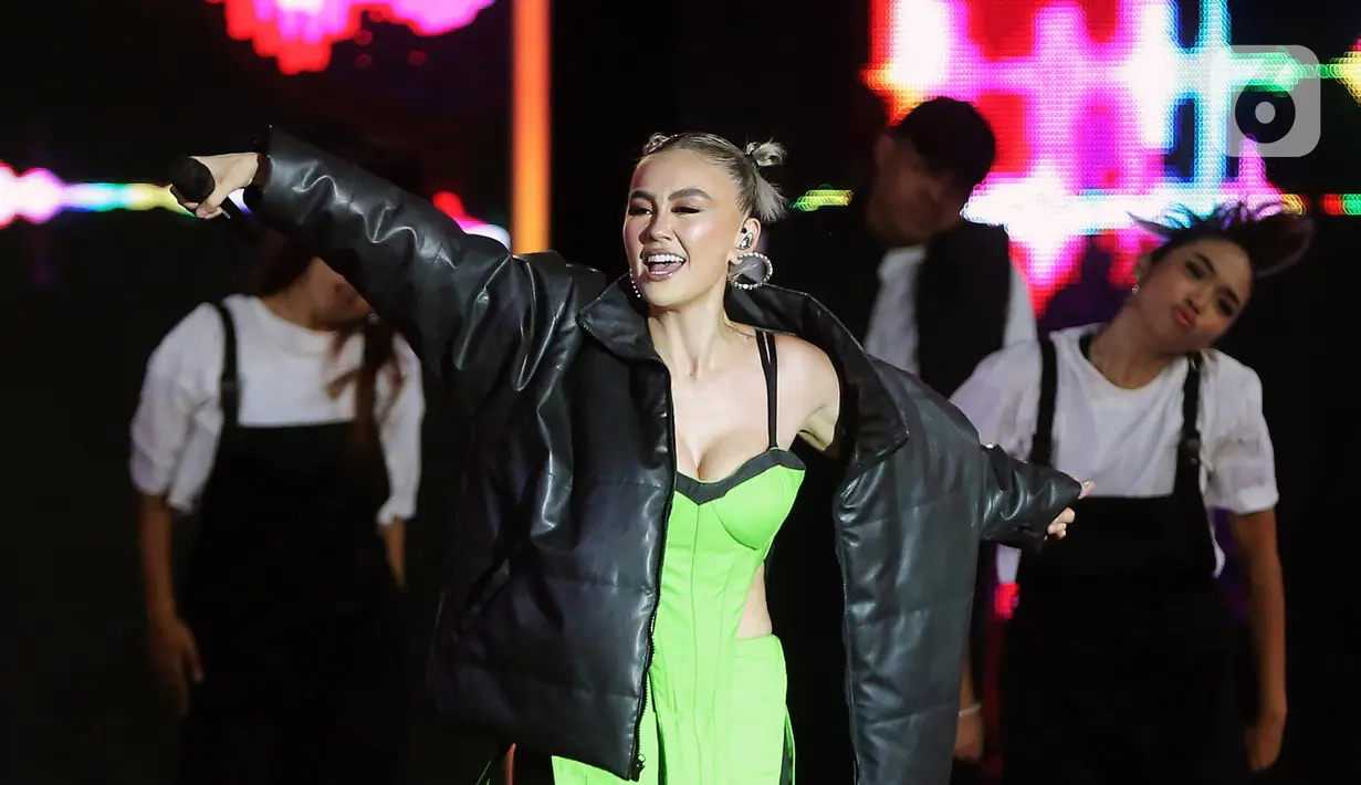 Aksi Agnez Mo mengibur penonton pada perayaan Malam Puncak HUT SCTV 33 XtraOrdinary di Studio 6 Emtek City, Jakarta pada Kamis (24/8/2023). (Fimela.com/Bambang Ekoros Purnama)