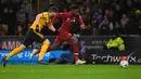 Bek Wolverhampton Wanderers, Matt Doherty dan striker Liverpool, Divock Origi mengejar bola pada laga putaran ketiga Piala FA di Molineux Stadium, Senin (7/1). Liverpool tersingkir dari Piala FA setelah takluk 1-2 dari Wolverhampton (Paul ELLIS/AFP)