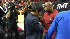 Floyd Mayweather Jr menghampiri Manny Pacquiao saat menyaksikan pertandingan NBA antara Miami Heat dan Milwaukee Bucks, AS, Rabu (28/1/2015). (Dailymail)