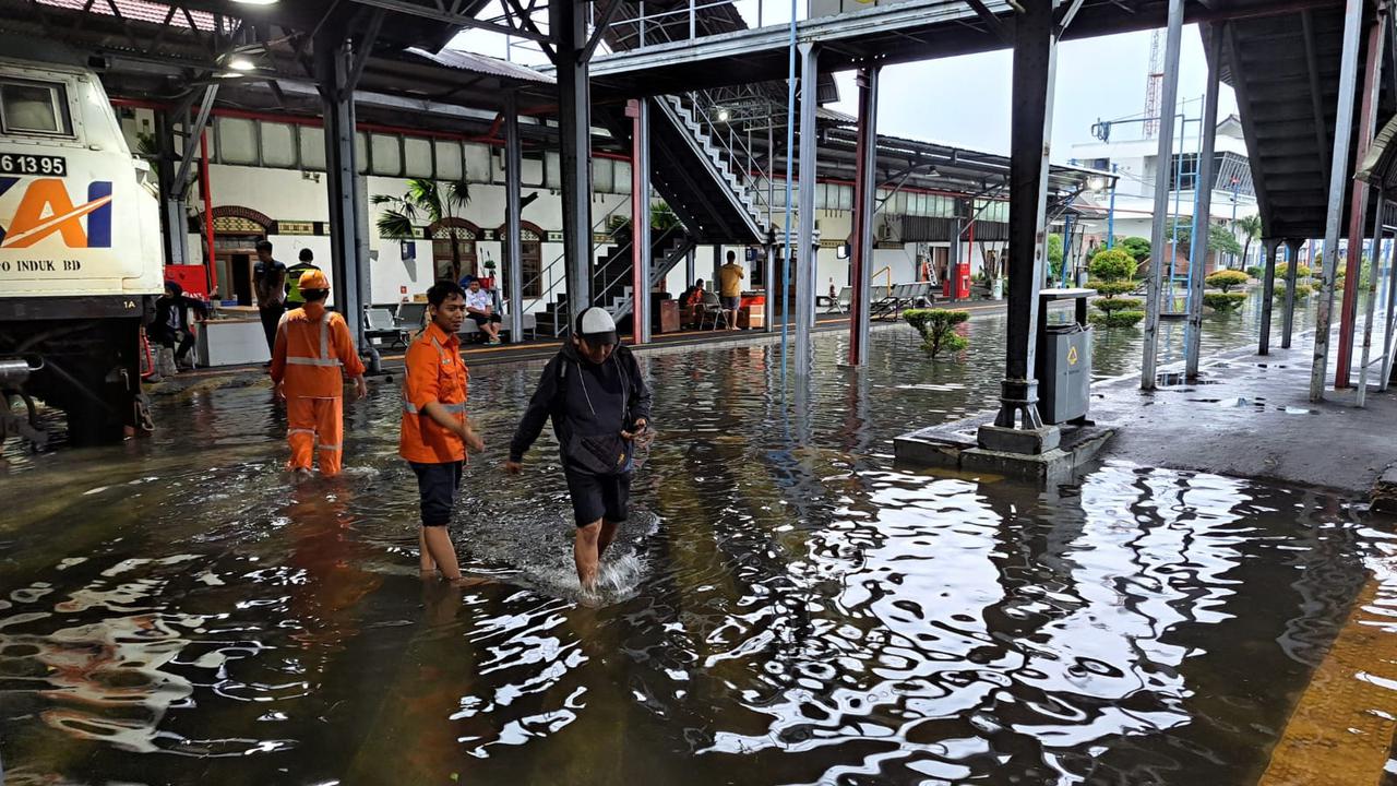 Fakta 25 Mesin Pompa Banjir Semarang Berkapasitas 25 Ribu Liter/Detik Dioperasikan Atasi Genangan