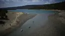 Orang-orang menikmati aktivitas air saat permukaan air terus menurun di Verdon Gorge, Prancis selatan (9/8/2022). Badan cuaca nasional Meteo France mengatakan, gelombang panas dimulai di selatan dan diperkirakan akan menyebar ke seluruh negeri dan berlangsung hingga akhir pekan.  (AP Photo/Daniel Cole)