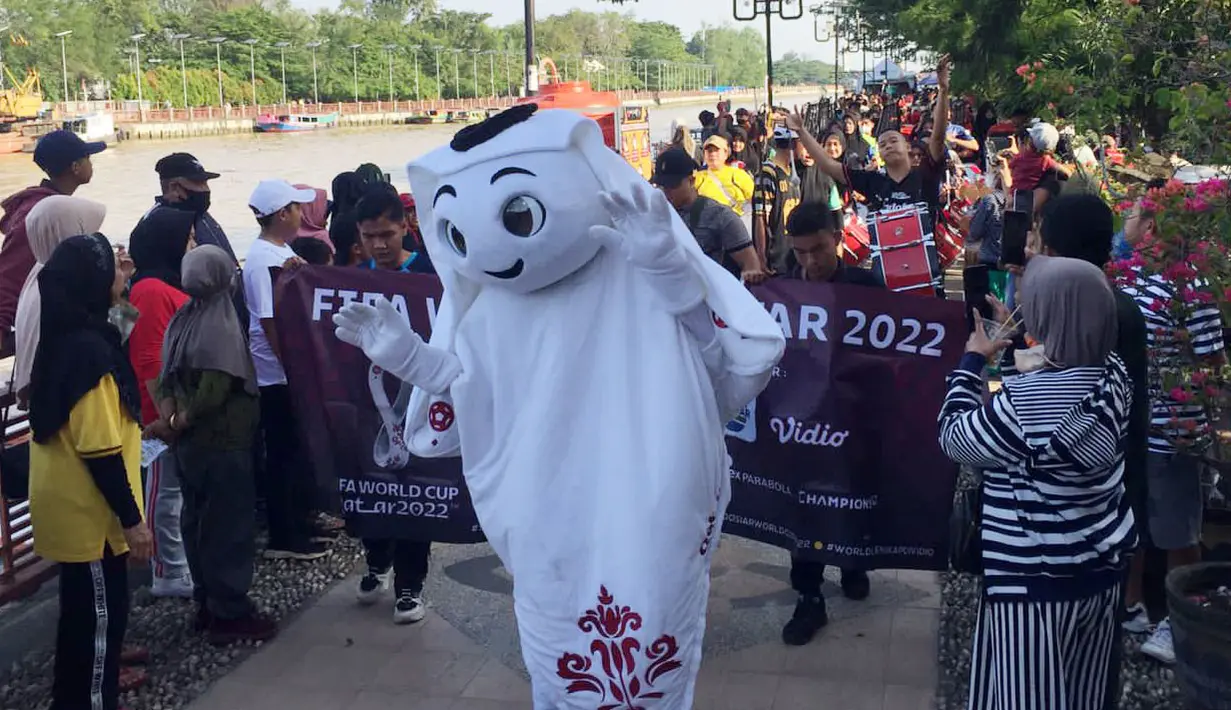 Sejumlah warga yang hadir tampak antusias menyapa maskot Piala Dunia 2022 tersebut. (Procomm Surya Citra Media)