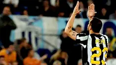 Winger Juventus Simone Pepe berselebrasi usai mencetak gol tunggal kemenangan atas Lazio pada lanjutan Serie A di Stadio Olimpico, Roma, 2 Mei 2011.AFP PHOTO/TIZIANA FABI