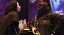 Anggota staf perempuan Arab Saudi berbincang di bioskop di Mal Riyadh Park yang baru dibuka untuk umum, Riyadh (30/4). Setelah pelarangan selama 35 tahun, bioskop kembali beroperasi di Arab Saudi. (AFP/Fayez Nureldine)