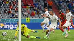 Stadion langsung bergemuruh pada awal babak pertama. Leonardo Bonucci berhasil menjebol gawang Belgia lewat umpan tendangan bebas Lorenzo Insigne pada menit ke-13. Namun gol ini dianulir wasit setelah Bonucci dinyatakan offside ketika ditinjau dari VAR. (Foto: AFP/Pool/Matthias Schrader)