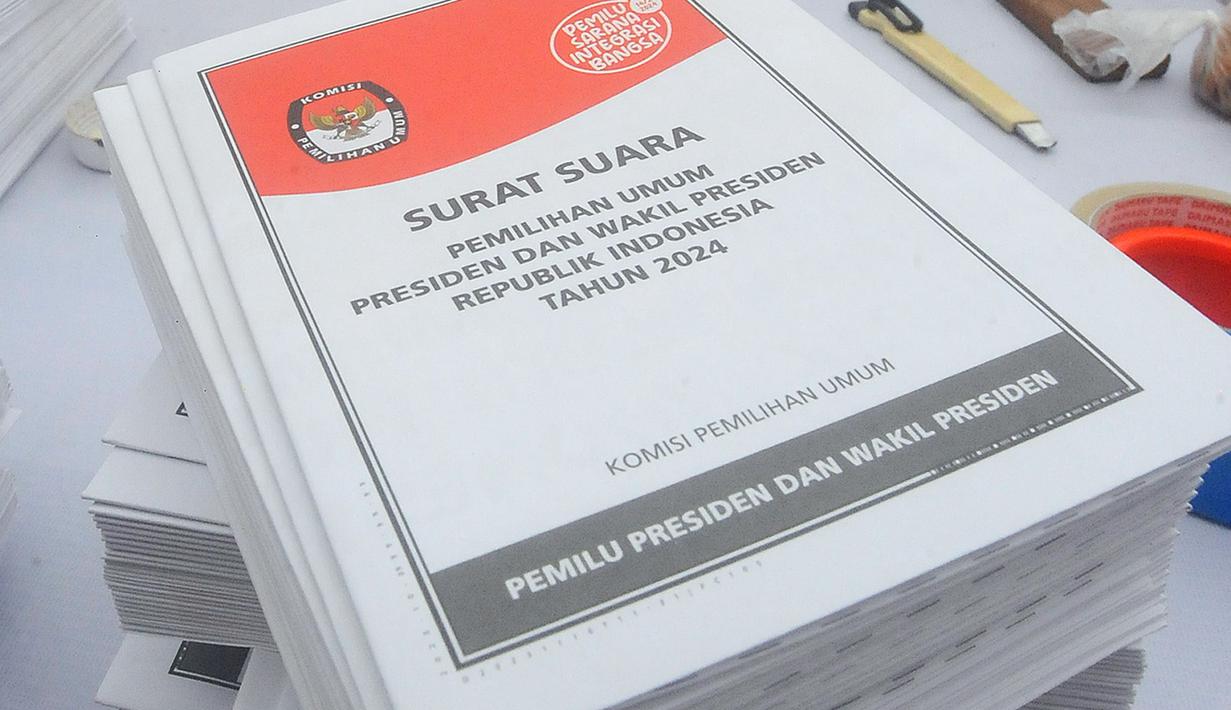 <p>Pekerja melakukan pelipatan surat suara untuk Pemilu 2024 di Gudang Logistik Pemilu 2024 Kota Tangerang Selatan, Serpong, Kota Tangerang Selatan, Banten, Kamis (11/1/2024). (merdeka.com/Arie Basuki)</p>