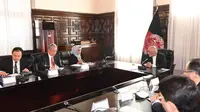 Menteri Luar Negeri RI Retno Marsudi (berkerudung) bertemu dengan Presiden Afghanistan Mohammad Ashraf Ghani di Kabul, 6 November 2017 (sumber: Kemlu RI)