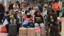 Calon penumpang menunggu pemberangkatan di Stasiun Pasar Senen, Jakarta, Rabu (29/5/2019). H-7 Lebaran, Stasiun Pasar Senen mulai dipadati penumpang yang ingin mudik ke kampung halaman masing-masing. (merdeka.com/Imam Buhori)