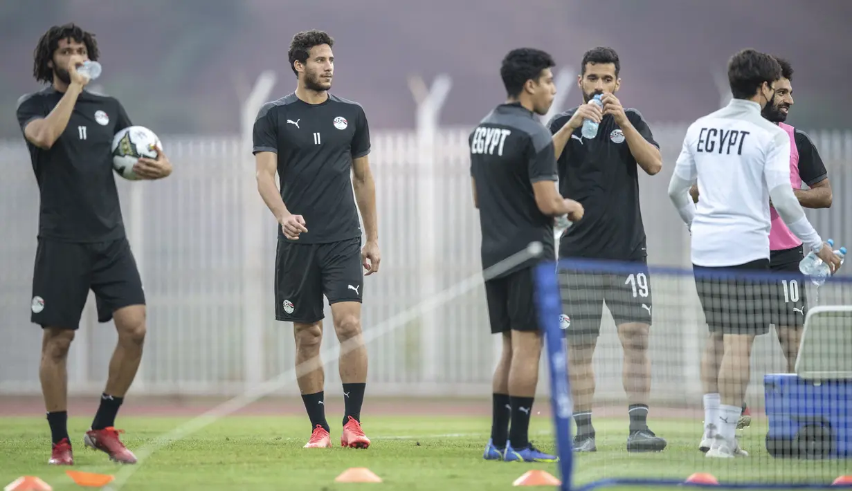 Pemain Mesir, Mohamed Elneny, Ramadhan Sobhi dan Abdallah el Said mengambil bagian dalam sesi latihan di lampiran stadion Olembe di Yaounde (1/2/2022). Mesir akan bertanding melawan Kamerun pada babak semifinal Piala Afrika (CAN) 2021. (AFP/Charly Triballaeau)