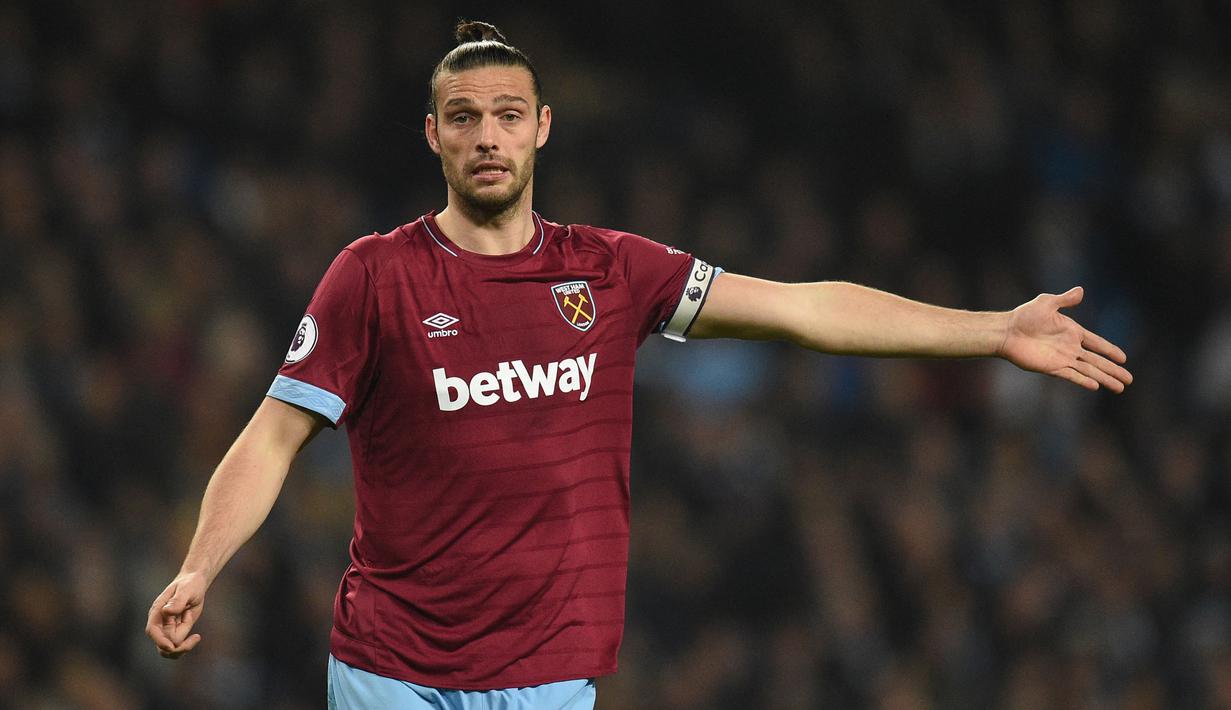 Striker West Ham United, Andy Carroll saat menghadapi Manchester City pada laga Liga Inggris 2018/2019 di Etihad Stadium, Manchester (27/2/2019). Andy Carroll yang sejak awal musim 2022/2023 membela klub League One, Reading tercatat pernah membela West Ham United selama 7 musim sejak 2012/2013 hingga 2018/2019. Ia dipermanenkan The Hammers dari Liverpool pada 2013/2014 setelah semusim berstatus pinjaman dengan nilai transfer 17,5 juta euro atau kini setara Rp293 miliar. (AFP/Oli Scarff)