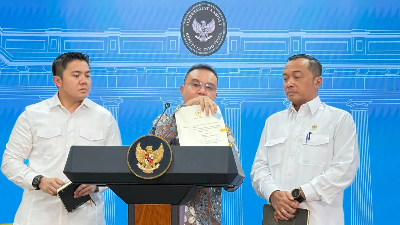 Wakil Ketua DPR Dasco Ahmad menunjukkan surat rehabilitasi dari Presiden Prabowo untuk Ira Puspadewi