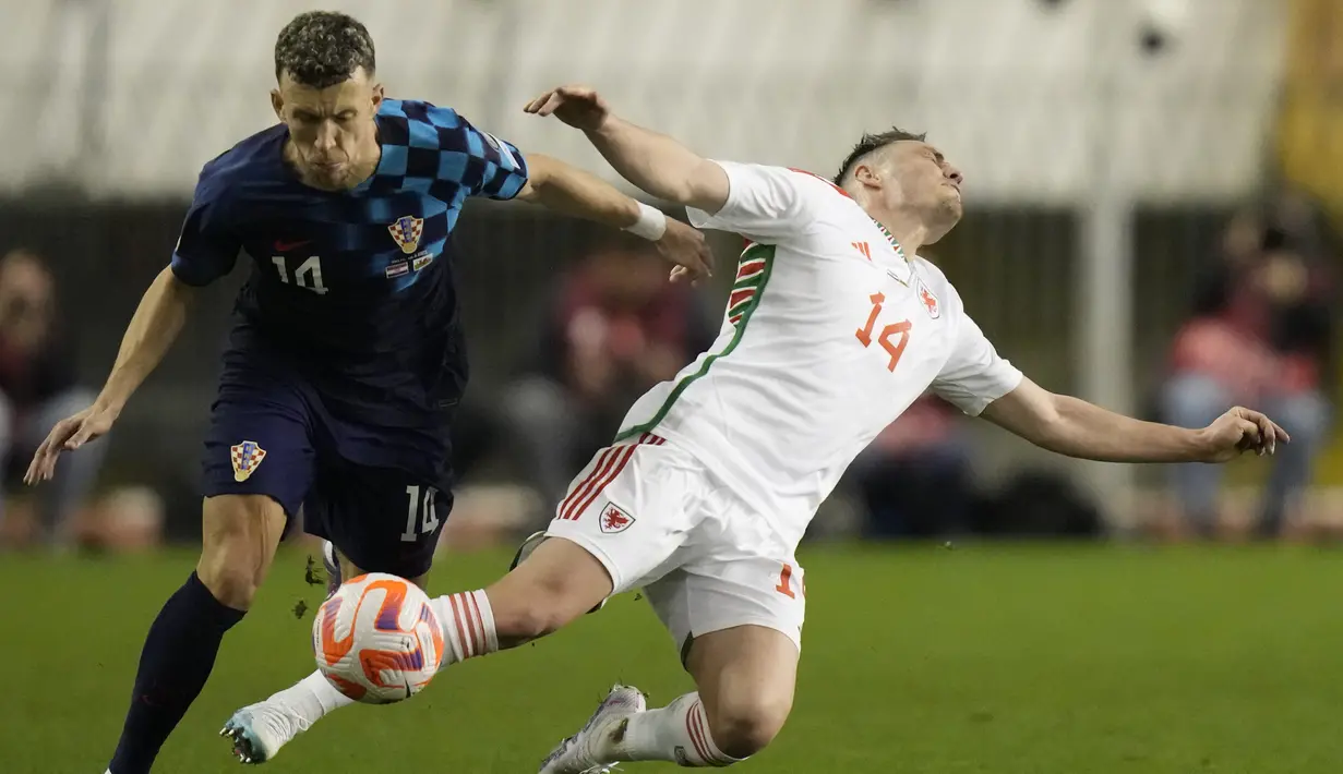 Gelandang Kroasia Ivan Perisic (kiri) berebut bola dengan bek Wales Connor Roberts pada laga pertama Grup D Kualifikasi Piala Eropa 2024 di Stadion Poljud, Minggu (26/3/2023) dini hari WIB. (AP Photo/Darko Bandic)