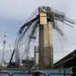 Kondisi tiang girder proyek Tol Bekasi-Cawang-Kampung Melayu (Becakayu) yang ambruk di dekat Gerbang Tol Kebon Nanas, Jakarta Timur, Selasa (20/2). Sampai saat ini, polisi masih mencari penyebab ambruknya girder. (Liputan6.com/Arya Manggala)