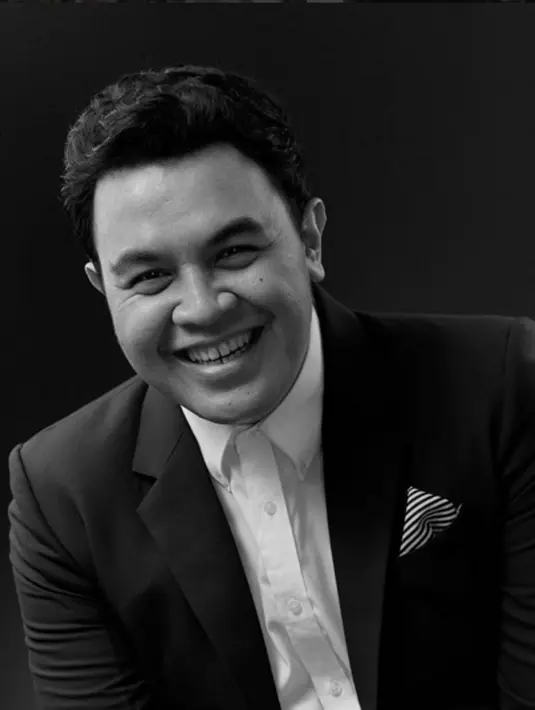 Bakat  menyanyi  Tulus telah ditemukan sejak ia masih anak-anak, ia kerap tampil diacara komunitas musik jazz yang singgah di kampus.  ( viainstagram@tulusm/Bintang.com)