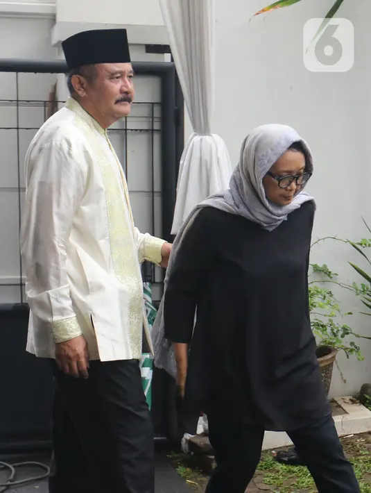 Menteri Luar Negeri Retno Marsudi (kanan) saat melayat KH Salahuddin Wahid atau Gus Sholah di rumah duka kawasan Mampang Prapatan, Jakarta, Senin (3/2/2020). Gus Sholah meninggal di RS Harapan Kita Jakarta karena sakit. (Liputan6.com/Herman Zakharia)
