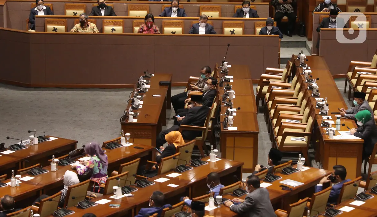 Suasana Rapat Paripurna di Kompleks Parlemen, Jakarta, Selasa (25/5/2021). Rapat beragendakan penyampaian pandangan fraksi-fraksi atas penyampaian pemerintah terhadap Kerangka Ekonomi Makro (KEM) dan Pokok-Pokok Kebijakan Fiskal (PPKF) RAPBN Tahun Anggaran 2022. (Liputan6.com/Angga Yuniar)