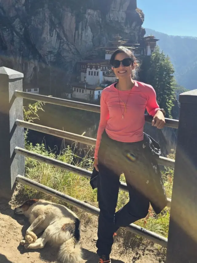 Dian Sastrowardoyo yang sedang liburan ke Bhutan (Instagram/@therealdisastr)