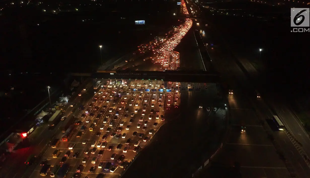 Foto aerial kepadatan kendaraan menuju Gerbang Tol Cikarang Utama di Bekasi, Jawa Barat, Minggu (10/6) dini hari. Lima hari jelang Lebaran, kepadatan terpantau didominasi kendaraan pribadi dan bus angkutan penumpang. (Liputan6.com/Arya Manggala)