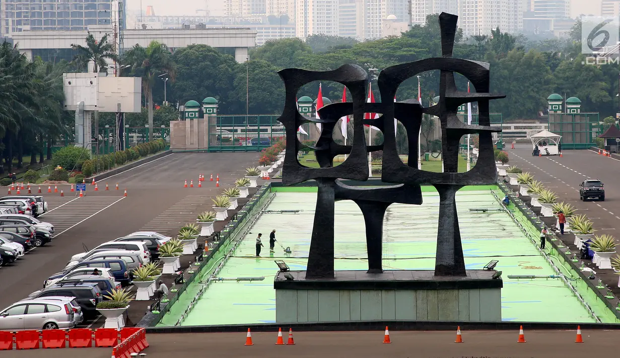 Pekerja membersihkan kolam di kompleks Parlemen, Senayan, Jakarta, Senin (31/7). Bersih - bersih ini dilakukan tiga bulan sekali untuk perawatan Gedung MPR/DPR/DPD. (Liputan6.com/Johan Tallo)