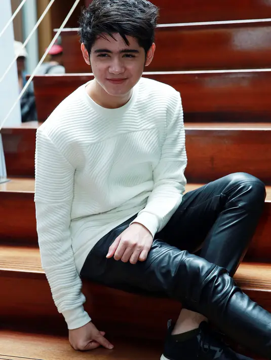 Diawali dengan lantunan suara Aliando sambil memainkan piano. (Deki Prayoga/Bintang.com)