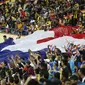 Pendukung Thailand merayakan kemenangan atas Malaysia pada final sepak bola SEA Games 2017 di Stadion Shah Alam, Selasa (29/8/2017). (AP Photo/Vincent Thian)