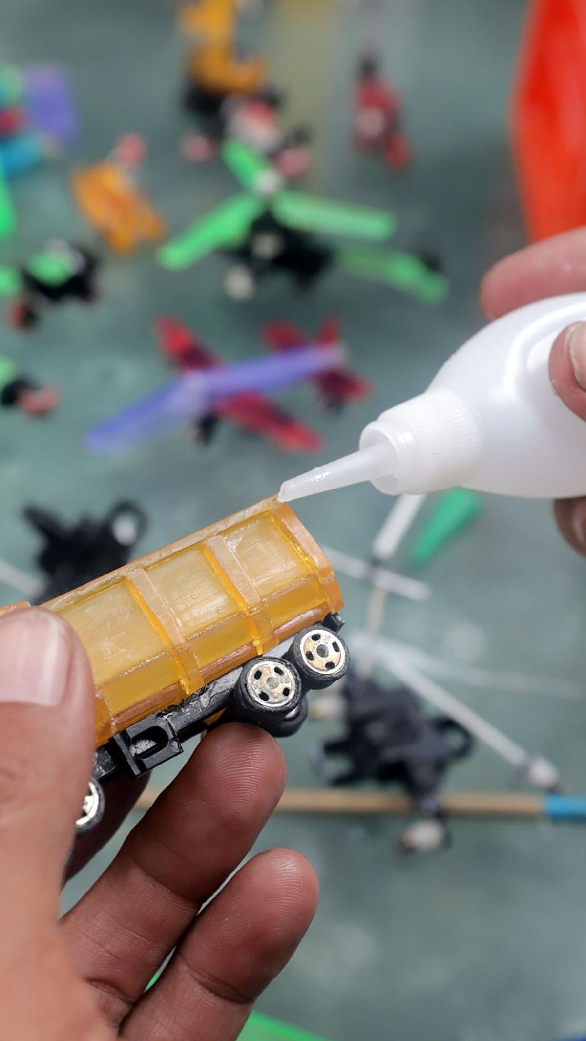 Dengan tangan dinginnya, Bang Timan menyulap limbah korek api yang tidak berguna menjadi miniatur kendaraan layaknya mainan kendaraan anak-anak yaitu "Hot Wheels".