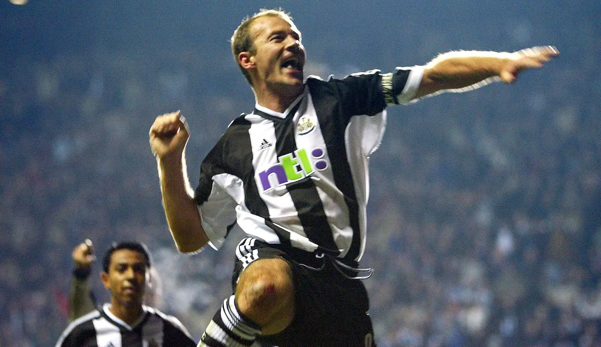 Alan Shearer. Striker yang pensiun pada Juli 2006 bersama Newcastle United ini tercatat sebagai pencetak gol terbanyak di Liga Inggris yaitu 260 gol. Pemain aktif yang berada di urutan terdepan untuk mengejarnya adalah pemain Tottenham Hotspur, Harry Kane dengan 168 gol. (AFP/Odd Andersen)