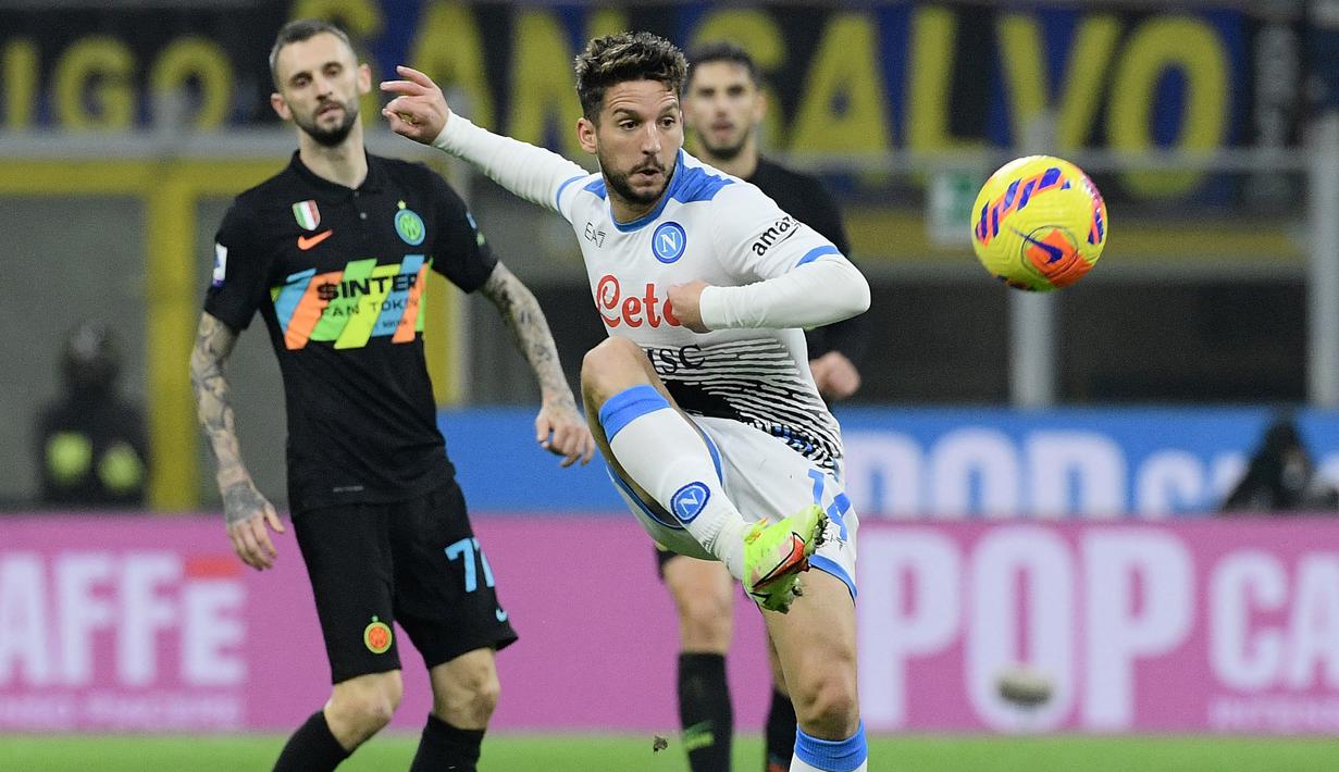 Napoli sukses menipiskan jarak pada menit ke-78 lewat tembakan roket yang dilepas Mertens dari luar kotak penalti. (AFP/Filippo Monteforte)